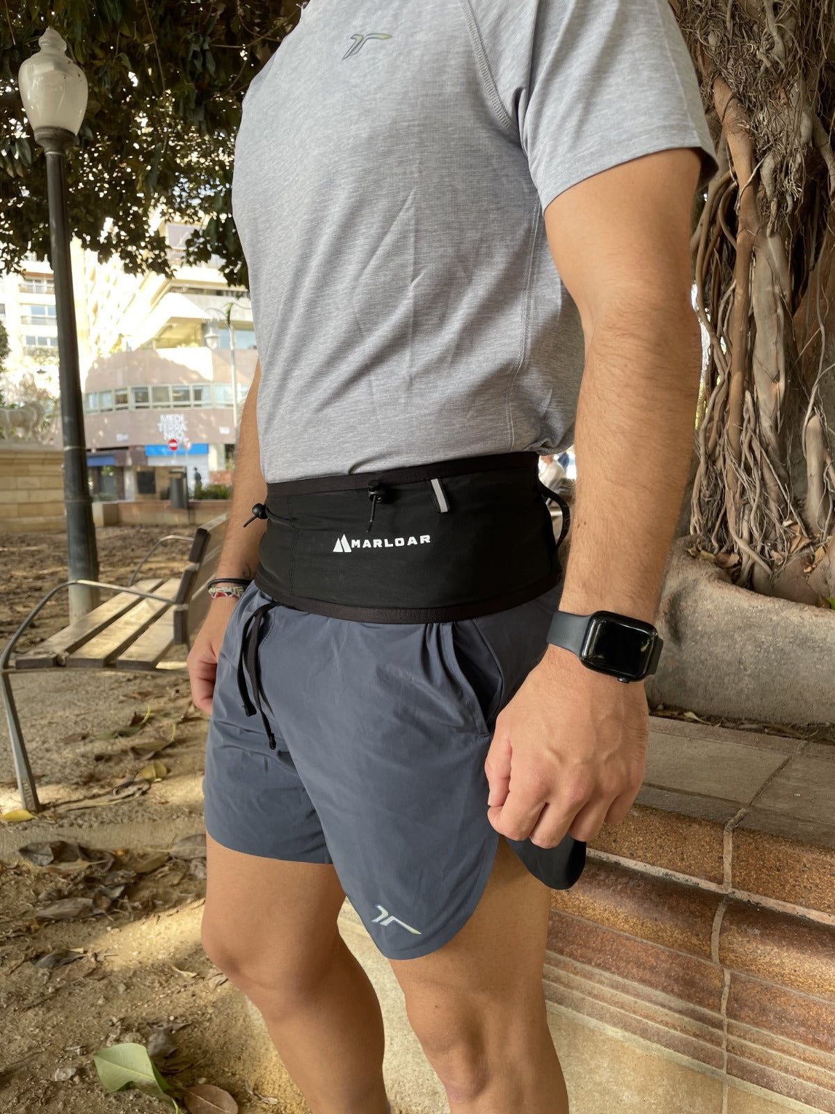 Persona llevando el cinturón running MARLOAR