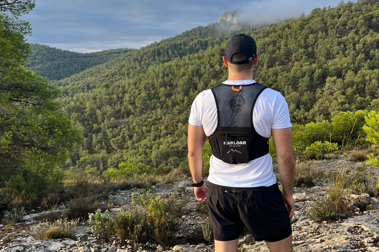 Persona con chaleco MARLOAR en la montaña