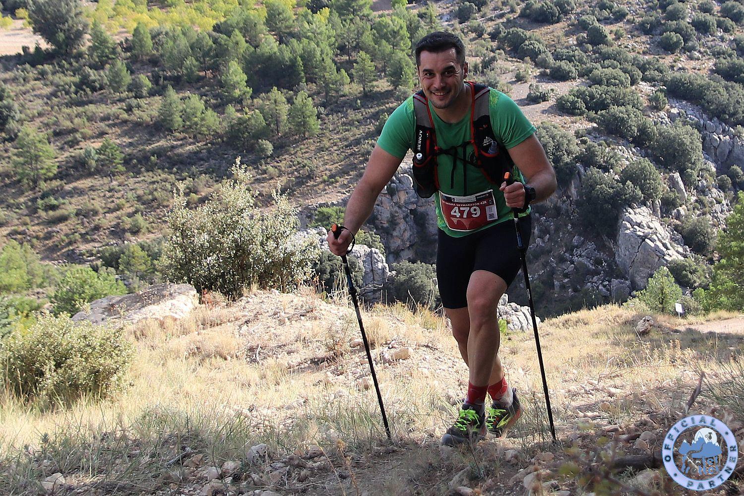 Chico en la montaña con el chaleco MARLOAR
